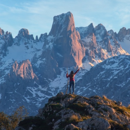 Turista contemplando el Naranjo de Bulnes, Asturias