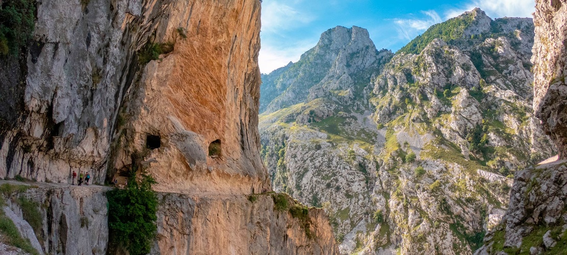 Des randonneurs sur la route du Cares