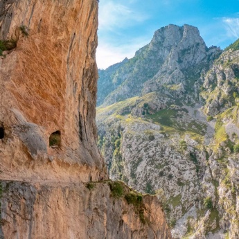 Des randonneurs sur la route du Cares