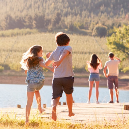 Familie im Urlaub auf dem Land