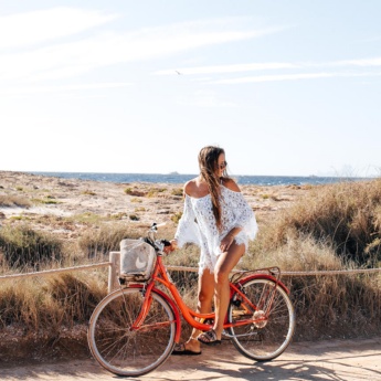 Turista de bicicleta em Formentera