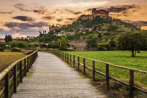 Vista de Artà (Mallorca, Islas Baleares) y su castillo de Sant Salvador