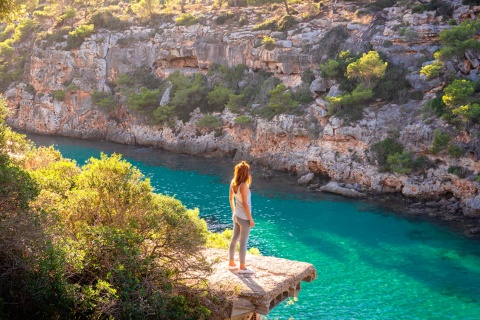 Turista contemplando a Cala del Pi em Maiorca, Ilhas Baleares