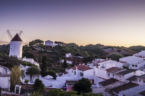 Vue panoramique nocturne d’Es Mercadal (Minorque, îles Baléares)