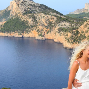 Pareja haciéndose un "selfie" con vistas al cabo de Formentor (Mallorca)