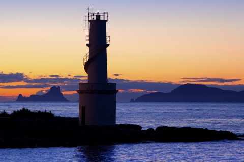 O farol de La Savina, na ilha de Formentera (Ilhas Baleares)