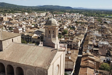 La chiesa di San Miguel domina la panoramica di Llucmajor, a Maiorca (Isole Baleari)