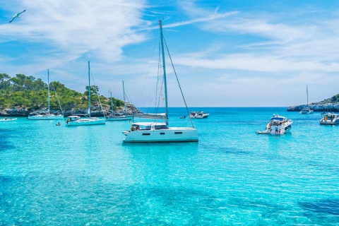 Boote auf dem türkisblauen Wasser der Bucht Cala Mondragó. Mallorca