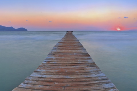 Anleger am Strand von Muro (Mallorca, Balearen)