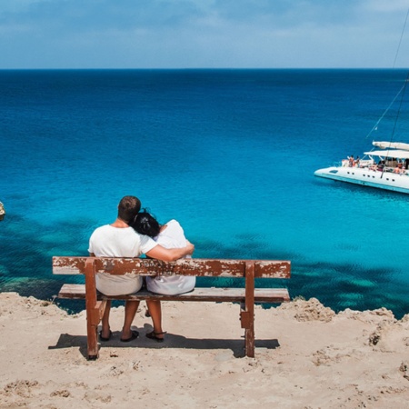 Ein Paar betrachtet das Meer auf den Balearen