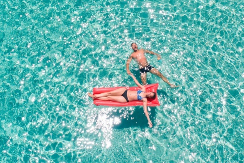 Pareja disfrutando de la playa en Formentera