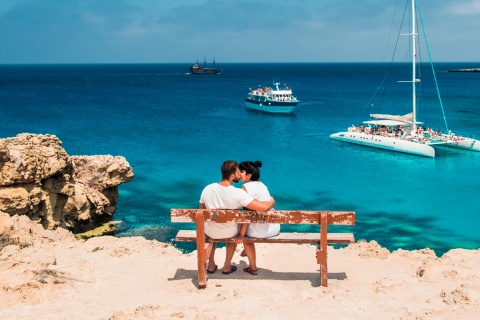 Casal em lua de mel na praia