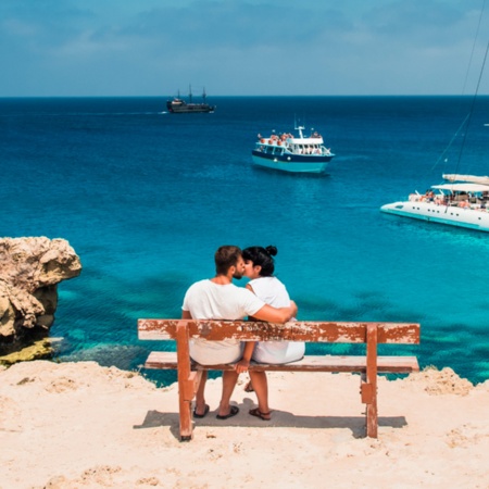 Pareja de luna de miel en la playa