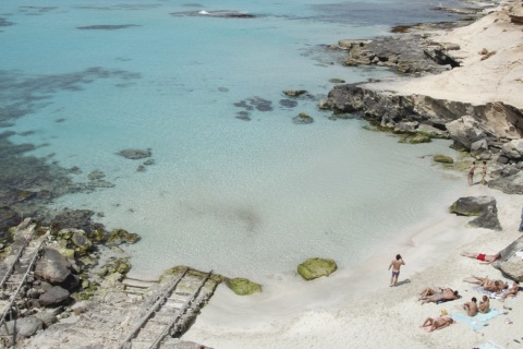 Plaża Cala des Mort w Sant Francesc de Formentera (Baleary)