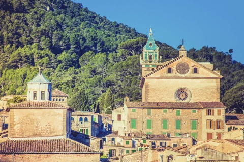 Panoramablick auf Valldemossa auf der Insel Mallorca (Balearen)