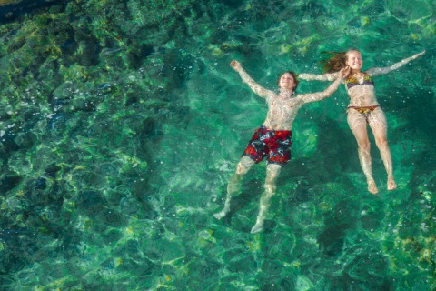 Vista aérea de uma piscina natural nas ilhas Canárias