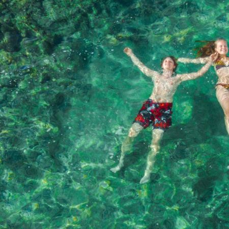 Vista aérea de una piscina natural en las Islas Canarias