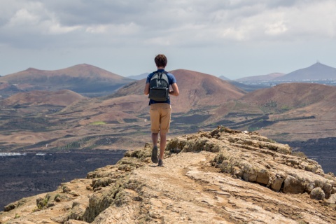 Un touriste marche sur le parcours de Caldera Blanca à Lanzarote, îles Canaries