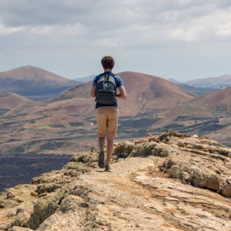 Un turista cammina sul sentiero della Caldera Blanca a Lanzarote, isole Canarie