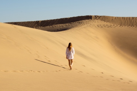 Turista na Reserva Natural Especial das Dunas de Maspalomas em Gran Canaria, Ilhas Canárias