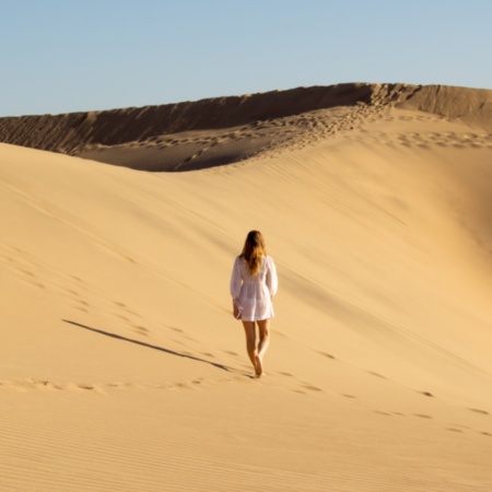 Turysta w specjalnym rezerwacie przyrody Las Dunas de Maspalomas na Gran Canarii, Wyspy Kanaryjskie