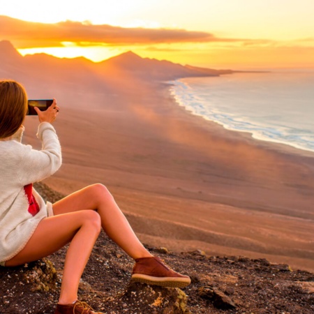 Dziewczyna robiąca zdjęcia na plaży Cofete, Fuerteventura