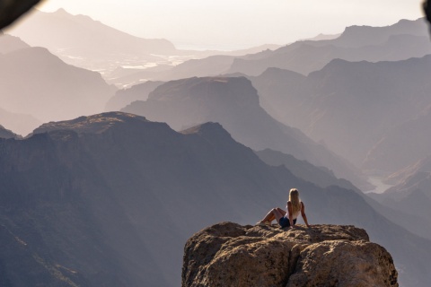 Mujer admirando el paisaje en las cercanías del Roque Nublo en Gran Canaria, Islas Canarias