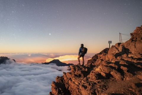 Touriste contemplant le ciel depuis le belvédère au sommet de Fuente Nueva à La Palma, îles Canaries