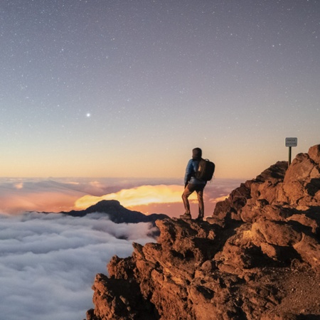 Turista contemplando el cielo desde el mirador en el pico de Fuente Nueva en La Palma, Islas Canarias