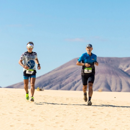 Des coureurs lors du demi-marathon international Dunas de Fuerteventura, îles Canaries