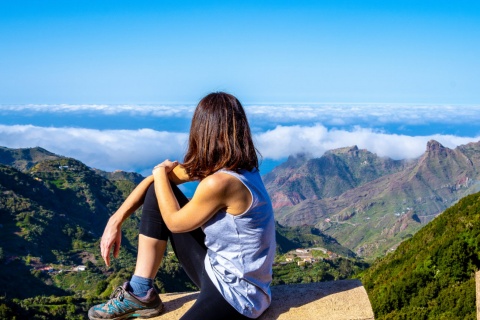 Mujer observando las montañas de Anaga, en Tenerife.