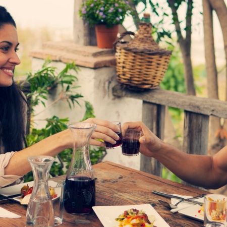 Pareja en un bodegón canario en La Orotava, Tenerife