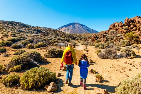 Mãe e filha passeando no Parque Nacional do Teide, Ilhas Canárias