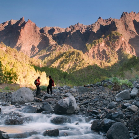 Turyści w Parku Narodowym Caldera de Taburiente na wyspie La Palma, Wyspy Kanaryjskie