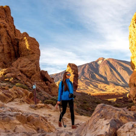 Turista nel parco nazionale del Teide, a Tenerife, isole Canarie