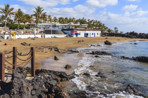 Vue d’une plage de Puerto del Carmen à Lanzarote (îles Canaries)