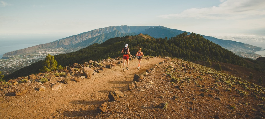 Runner mentre corrono attraverso La Crestería a La Palma, isole Canarie