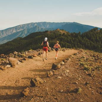 Runner mentre corrono attraverso La Crestería a La Palma, isole Canarie