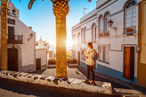 Turysta fotografujący pustelnię San Sebastián w Santa Cruz de la Palma, Wyspy Kanaryjskie