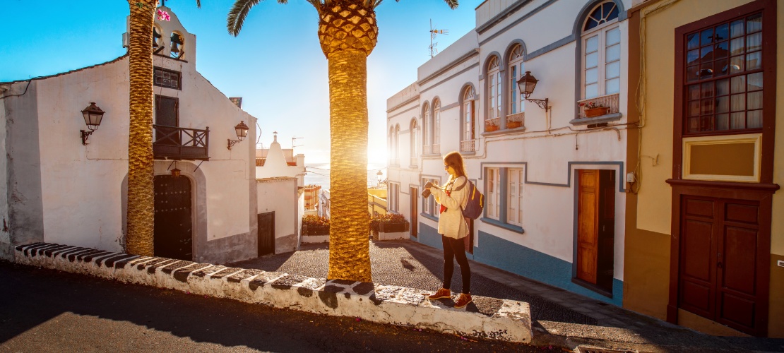 Turysta fotografujący pustelnię San Sebastián w Santa Cruz de la Palma, Wyspy Kanaryjskie