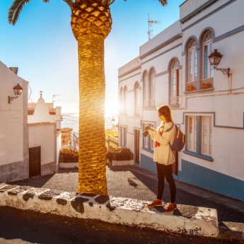 Turysta fotografujący pustelnię San Sebastián w Santa Cruz de la Palma, Wyspy Kanaryjskie