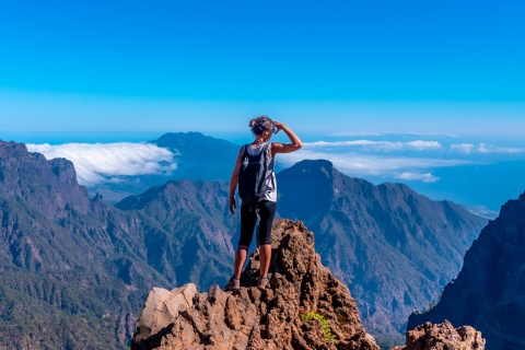 Turysta kontemplujący widoki w Parku Narodowym Caldera de Taburiente na La Palmie, Wyspy Kanaryjskie