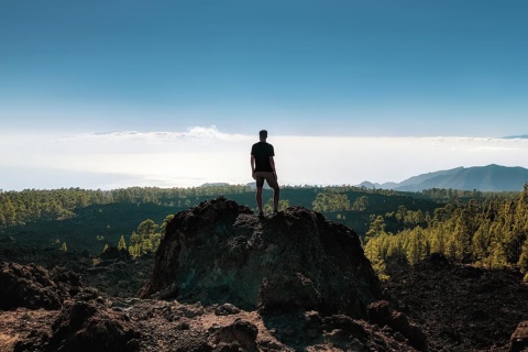  Ein Reisender genießt die Aussicht auf Teneriffa