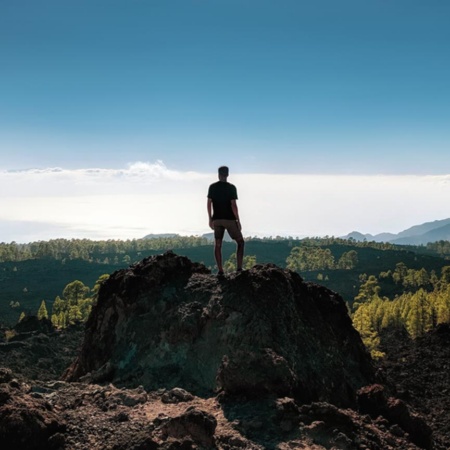 Ein Reisender genießt die Aussicht auf Teneriffa