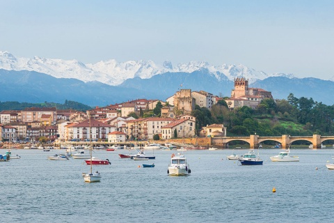 Vue de San Vicente de la Barquera en Cantabrie