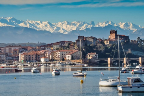 San Vicente de la Barquera con os Picos de Europa ao fundo. Cantábria