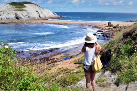  Turista che scatta una fotografia della spiaggia di Covachos a Liencres, Cantabria