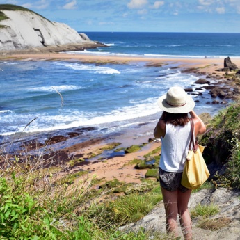 Un touriste prend une photo de la plage de Covachos à Liencres, Cantabrie