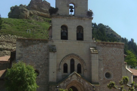 Außenansicht der Kirche Santa María in Belorado mit der Burg im Hintergrund