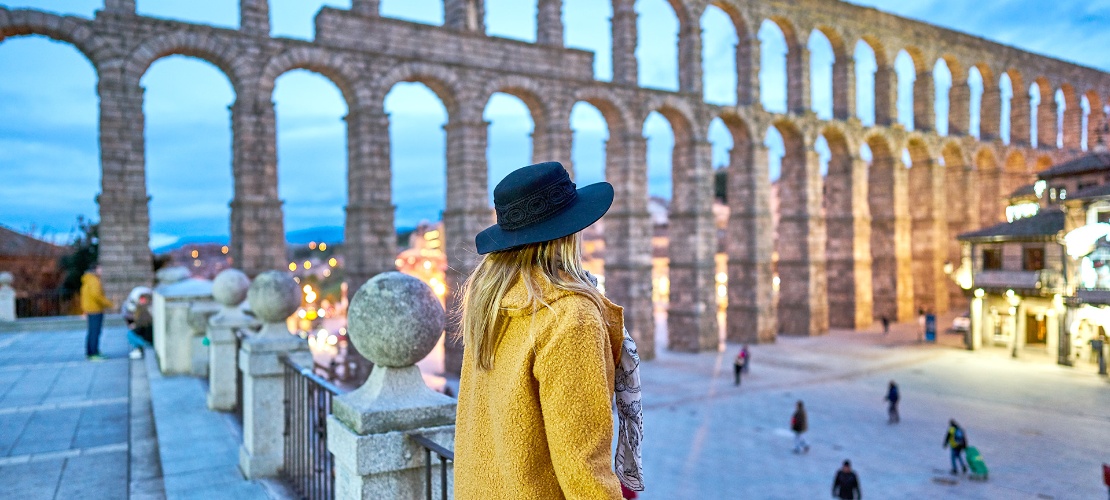 Moça jovem contemplando o aqueduto romano de Segóvia